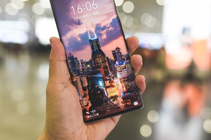 刷新两千元基准线，荣耀60 SE：高刷双曲屏、超级快充、Vlog相机