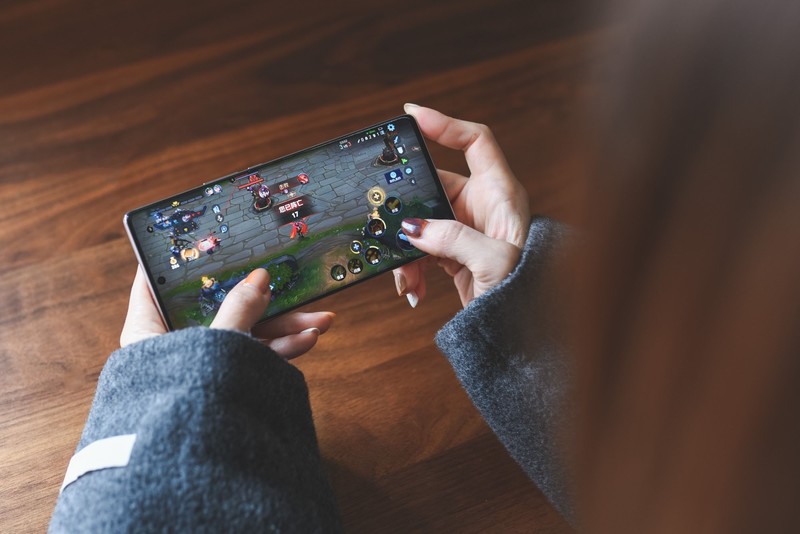 刷新两千元基准线，荣耀60 SE：高刷双曲屏、超级快充、Vlog相机