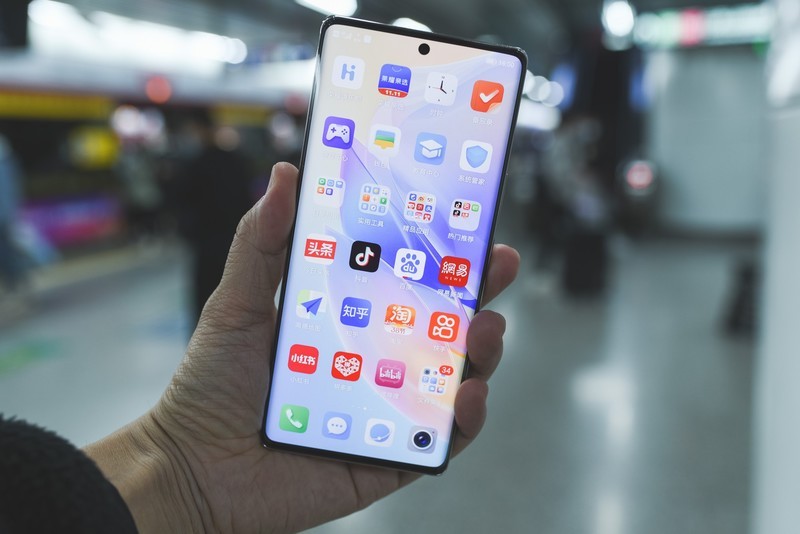 刷新两千元基准线，荣耀60 SE：高刷双曲屏、超级快充、Vlog相机