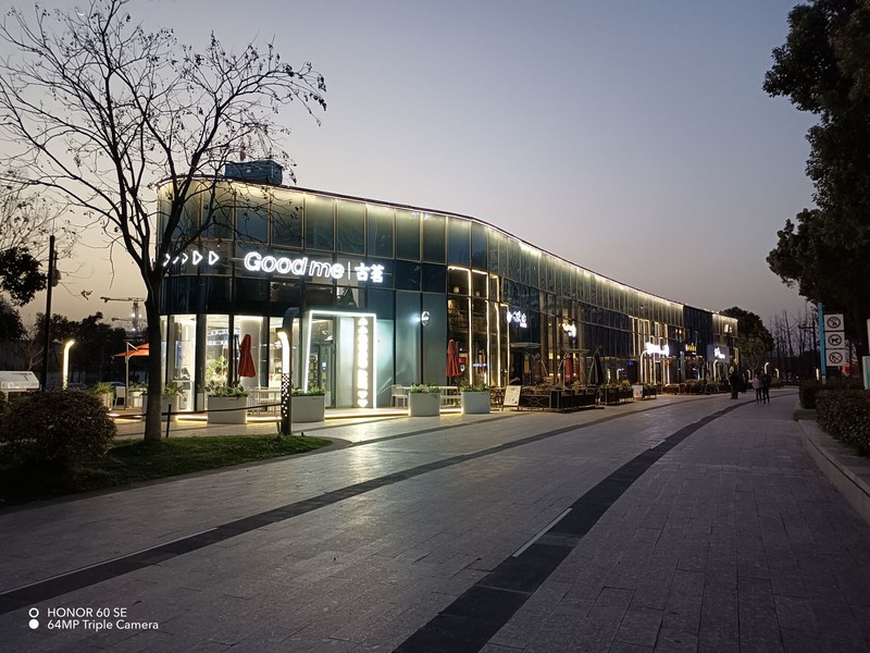 刷新两千元基准线，荣耀60 SE：高刷双曲屏、超级快充、Vlog相机