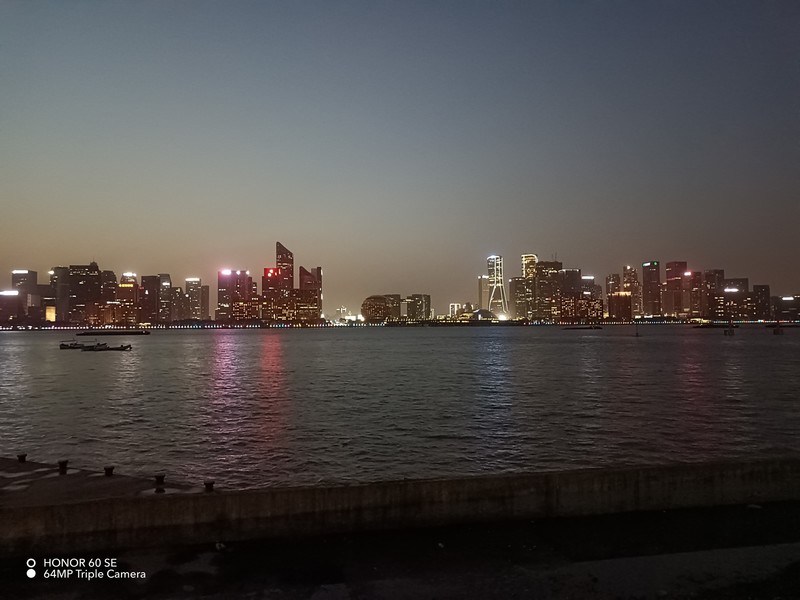 刷新两千元基准线，荣耀60 SE：高刷双曲屏、超级快充、Vlog相机