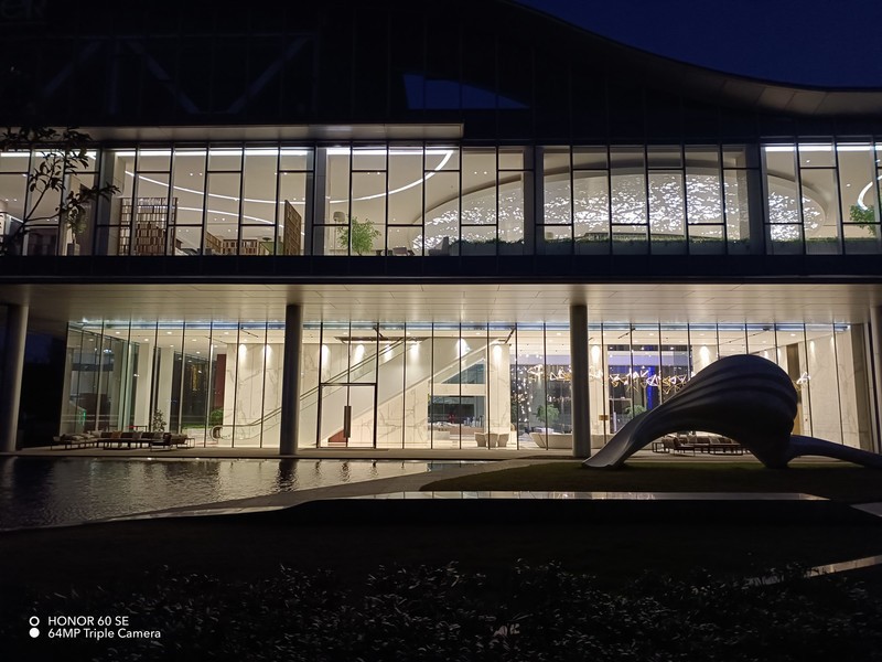 刷新两千元基准线，荣耀60 SE：高刷双曲屏、超级快充、Vlog相机