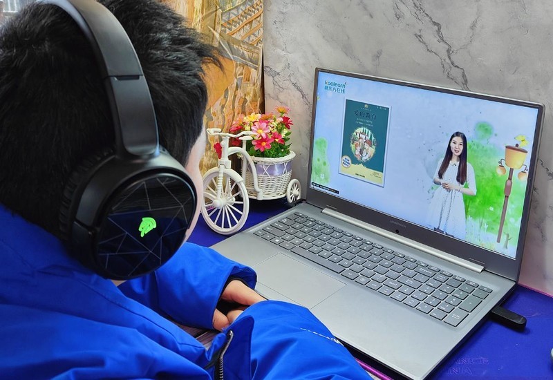 双模设计，超长续航，易速马EasySMX抱月V10W耳机