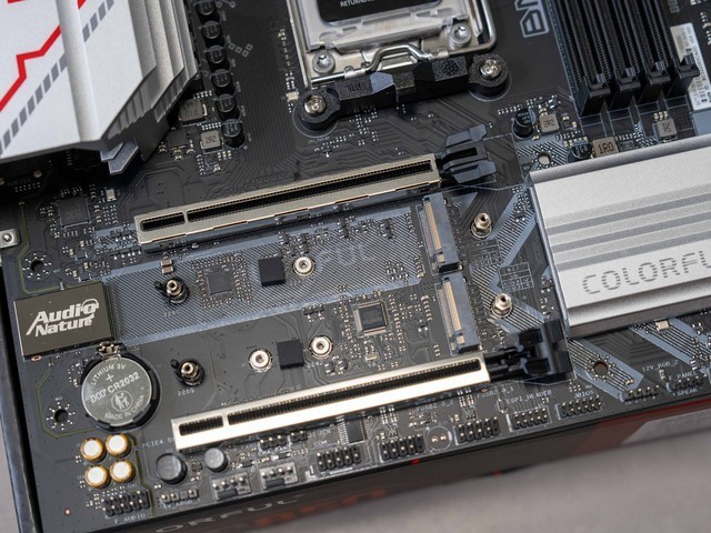 800就能搞定9800X3D，七彩虹B850M-PLUS黑刃主板测评