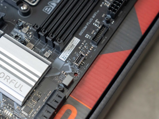 800就能搞定9800X3D，七彩虹B850M-PLUS黑刃主板测评