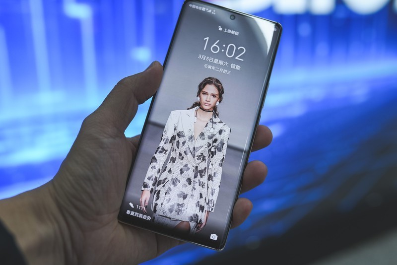 刷新两千元基准线，荣耀60 SE：高刷双曲屏、超级快充、Vlog相机