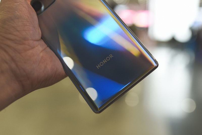 刷新两千元基准线，荣耀60 SE：高刷双曲屏、超级快充、Vlog相机