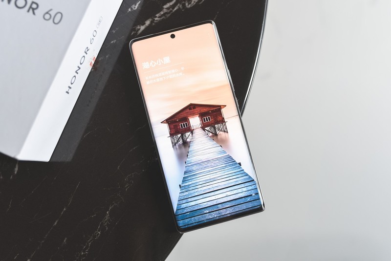 刷新两千元基准线，荣耀60 SE：高刷双曲屏、超级快充、Vlog相机