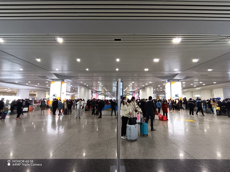 刷新两千元基准线，荣耀60 SE：高刷双曲屏、超级快充、Vlog相机