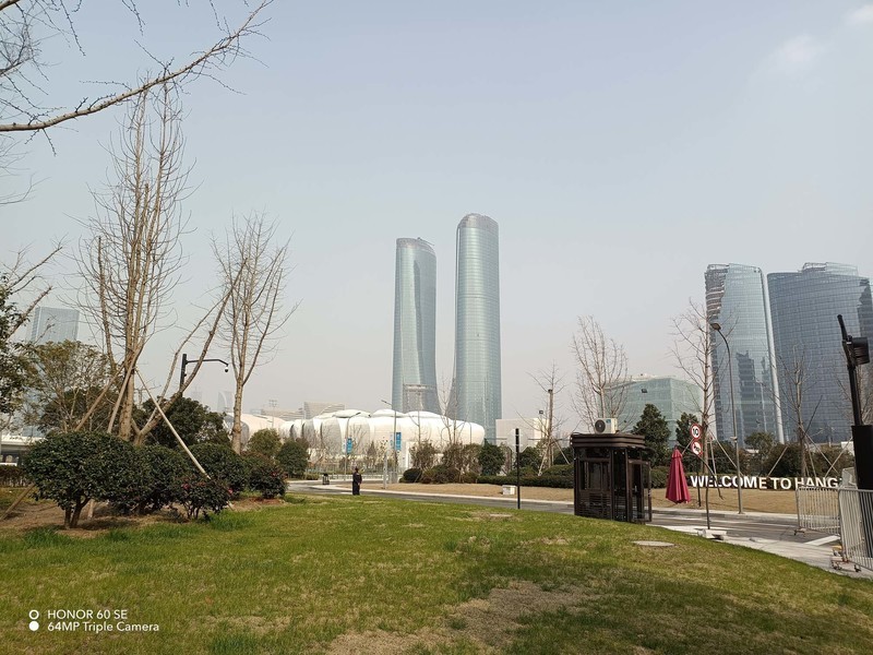 刷新两千元基准线，荣耀60 SE：高刷双曲屏、超级快充、Vlog相机