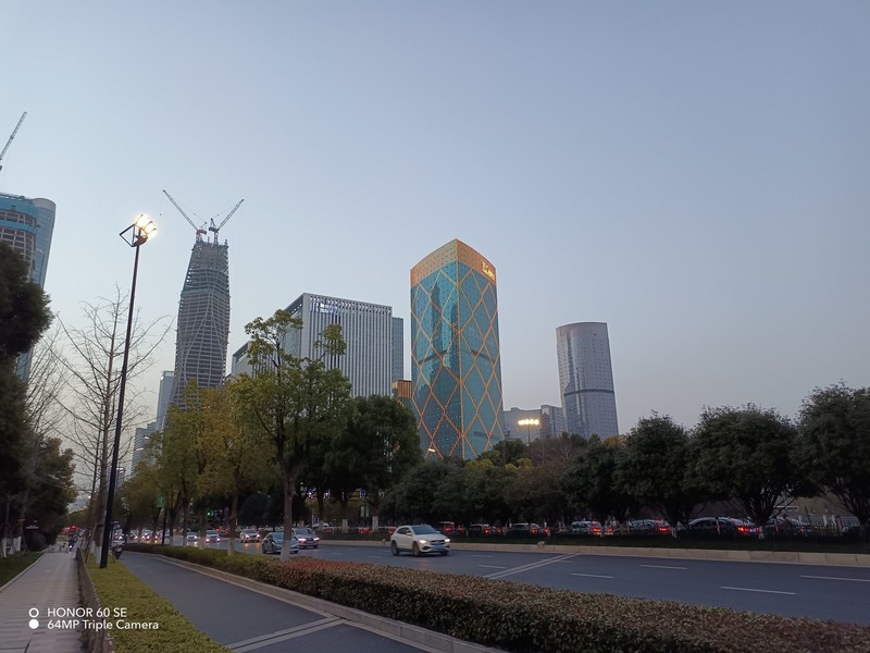 刷新两千元基准线，荣耀60 SE：高刷双曲屏、超级快充、Vlog相机