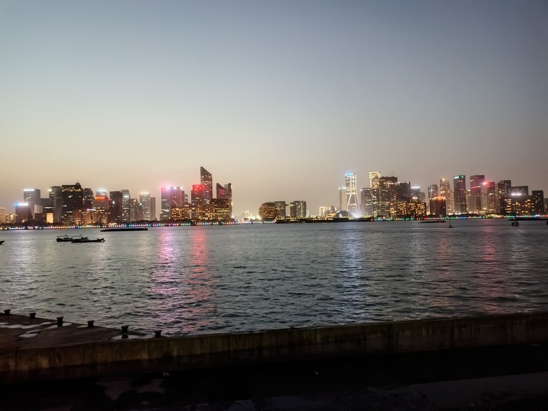 刷新两千元基准线，荣耀60 SE：高刷双曲屏、超级快充、Vlog相机