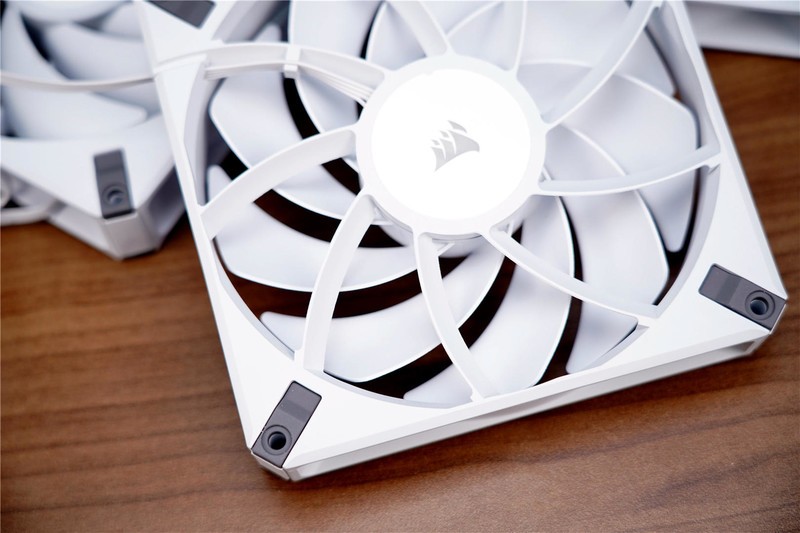 高颜值、高性能，选择无光风扇，美商海盗船AF ELITE系列值得关注