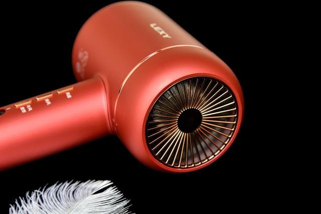 吹风机有什么危害？提防吹风机的四大危害缺点！