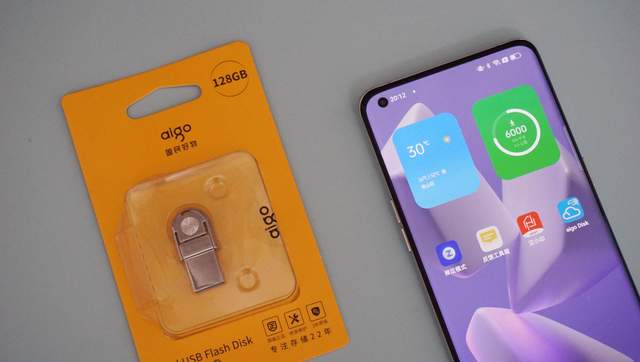 超迷你金属机身，与手机可完美适配！aigo U358 双口U盘实测分享