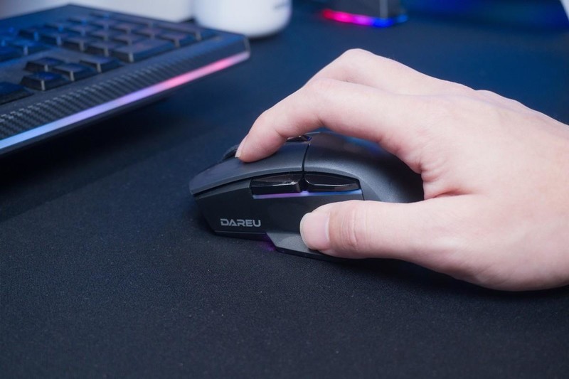 摆脱充电困难症！达尔优A955三模游戏鼠标，RGB很炫酷