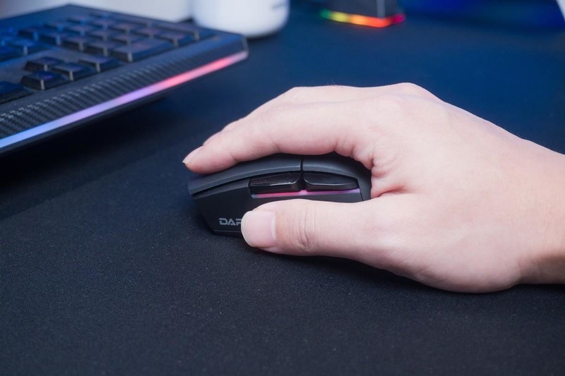 摆脱充电困难症！达尔优A955三模游戏鼠标，RGB很炫酷