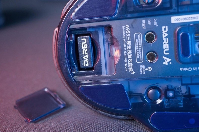 摆脱充电困难症！达尔优A955三模游戏鼠标，RGB很炫酷