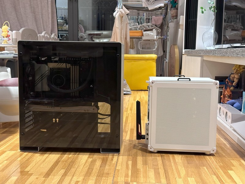 换了个很小的ATX机箱，非常满意！！！哈哈哈