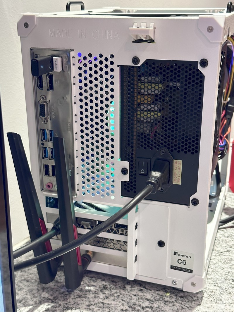 换了个很小的ATX机箱，非常满意！！！哈哈哈