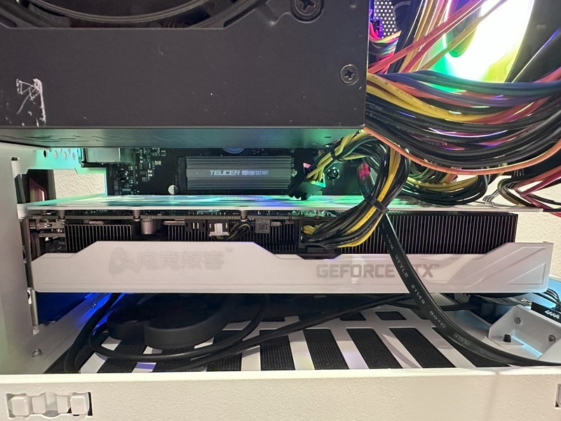 换了个很小的ATX机箱，非常满意！！！哈哈哈