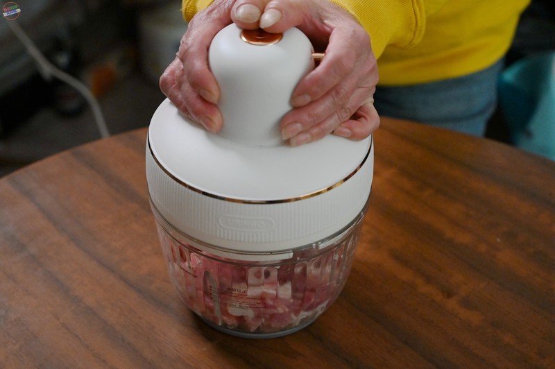 年夜饭的好帮手，剁馅剥蒜都在行，七彩叮当绞肉机上手