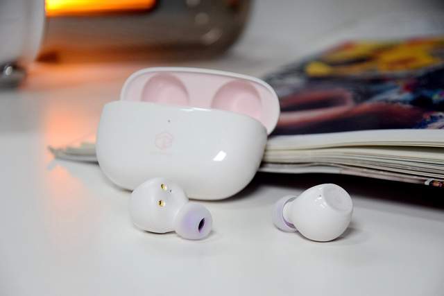 想找有素质有颜值的百元TWS耳机？弱水时砂琉璃，看看上手表现如何