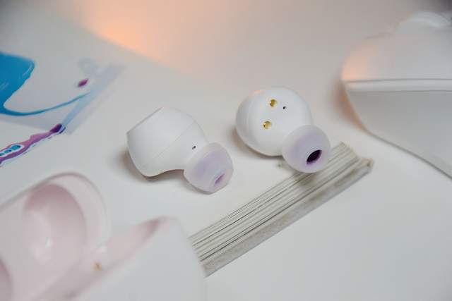 想找有素质有颜值的百元TWS耳机？弱水时砂琉璃，看看上手表现如何