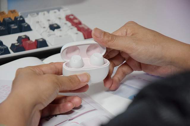 想找有素质有颜值的百元TWS耳机？弱水时砂琉璃，看看上手表现如何