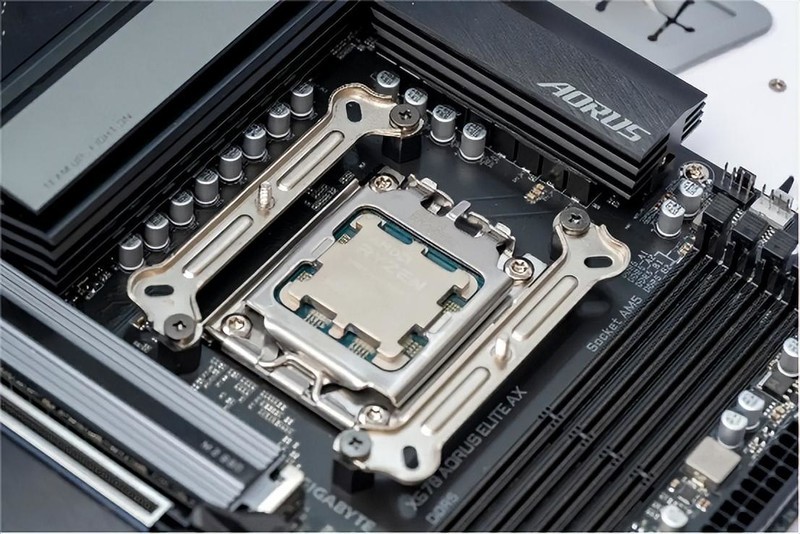 九鯊风冷散热器来了个双黄蛋，实测游戏下的锐龙9 7900X温度