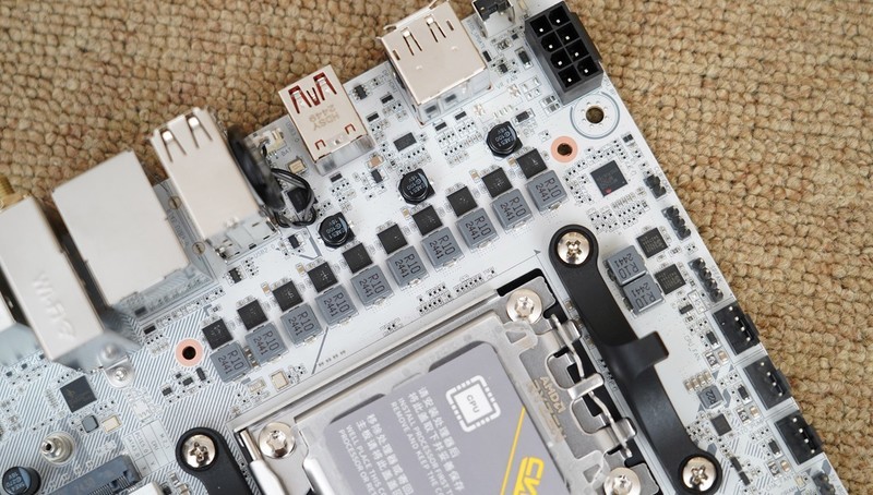 9800X3D的高性价比高颜值座驾，七彩虹 B850I主板体验分享