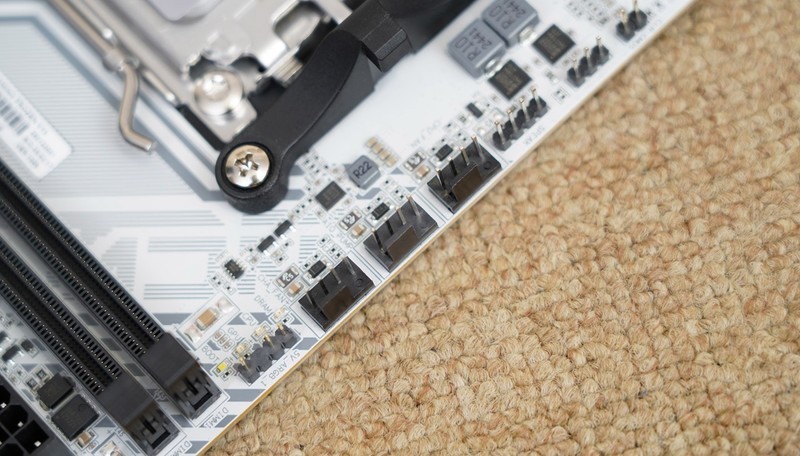 9800X3D的高性价比高颜值座驾，七彩虹 B850I主板体验分享