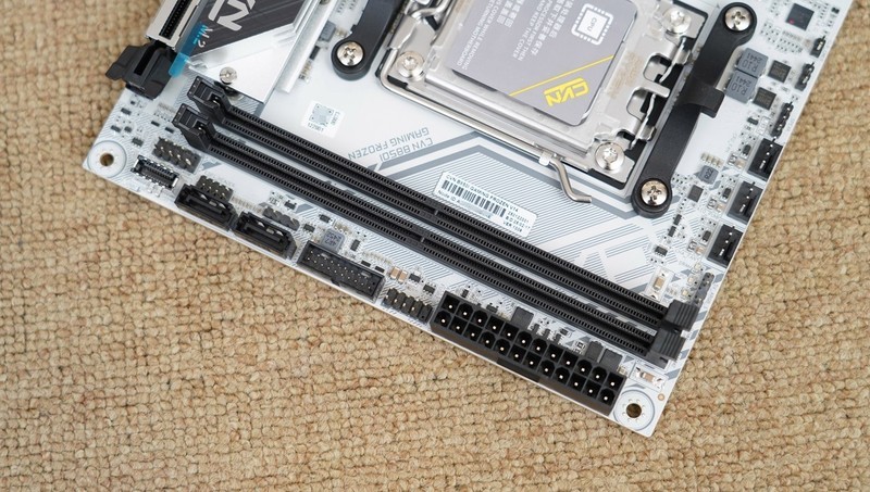 9800X3D的高性价比高颜值座驾，七彩虹 B850I主板体验分享