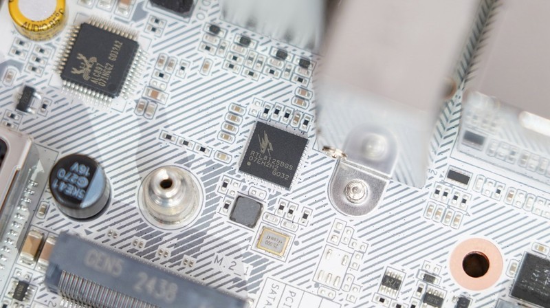 9800X3D的高性价比高颜值座驾，七彩虹 B850I主板体验分享