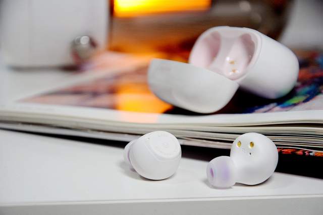 想找有素质有颜值的百元TWS耳机？弱水时砂琉璃，看看上手表现如何