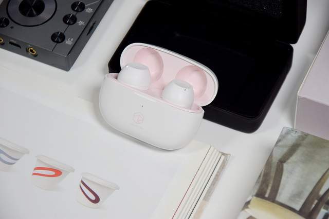 想找有素质有颜值的百元TWS耳机？弱水时砂琉璃，看看上手表现如何