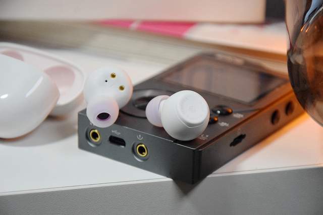 想找有素质有颜值的百元TWS耳机？弱水时砂琉璃，看看上手表现如何