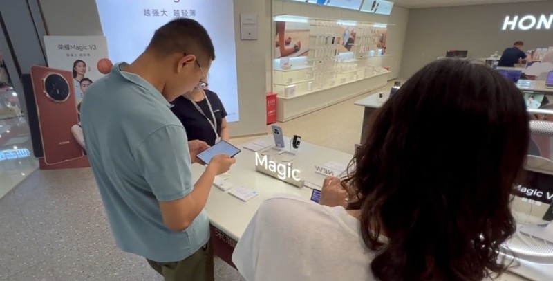 线下探店荣耀Magic V3真机上手体验：7.92英寸大屏看书绝了