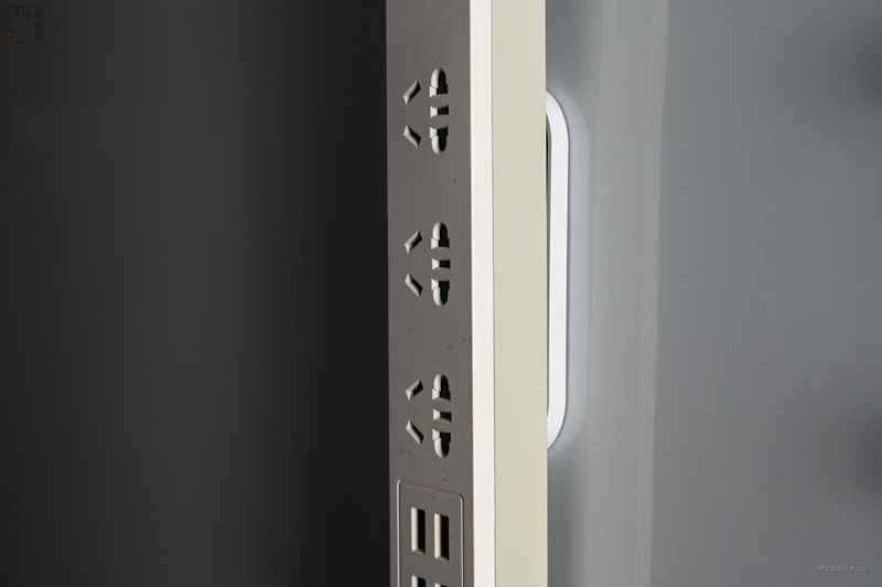 让手机电脑的电源线都井井有条，只需一键排插固定器