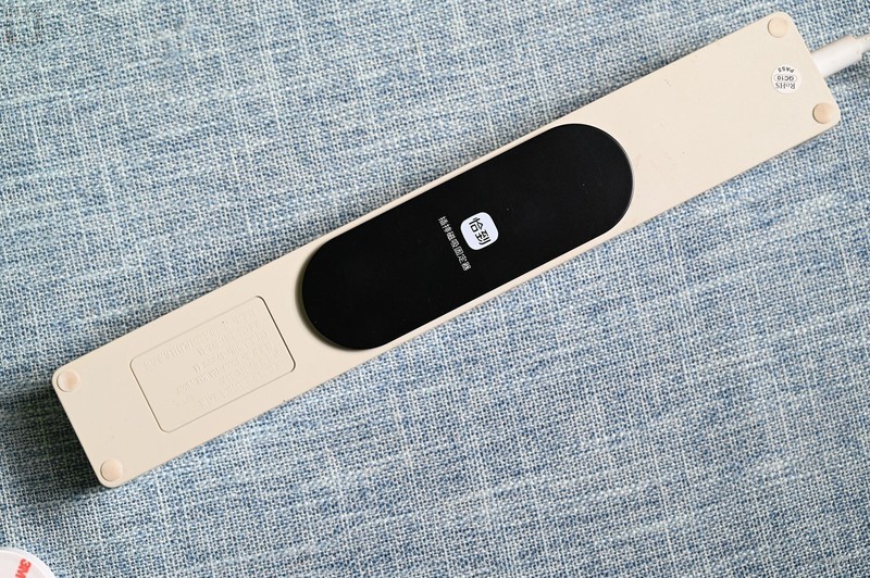 让手机电脑的电源线都井井有条，只需一键排插固定器