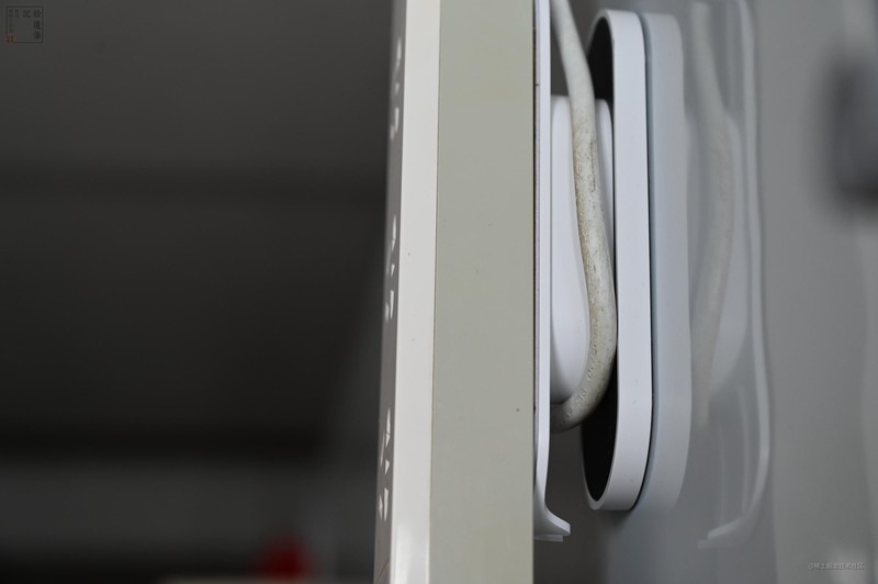 让手机电脑的电源线都井井有条，只需一键排插固定器