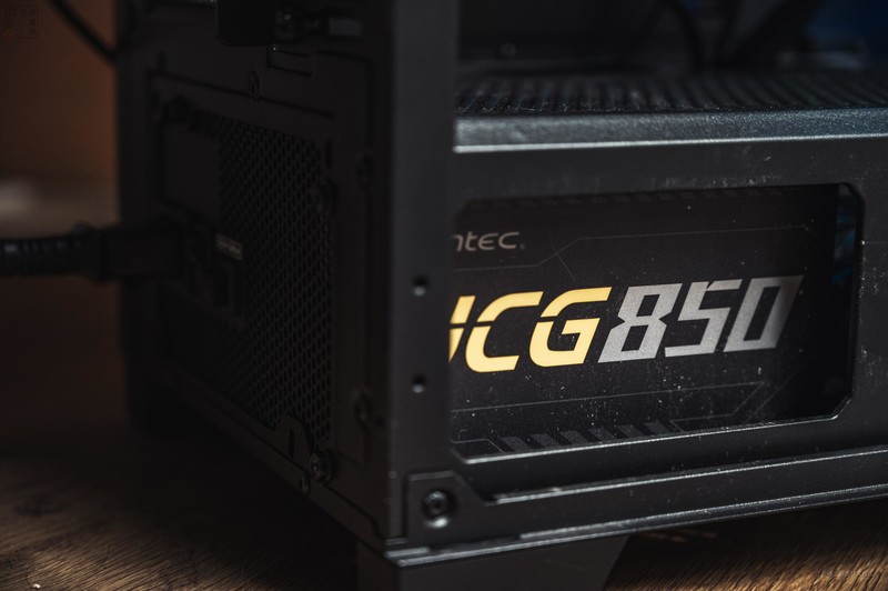 让手机电脑的电源线都井井有条，只需一键排插固定器