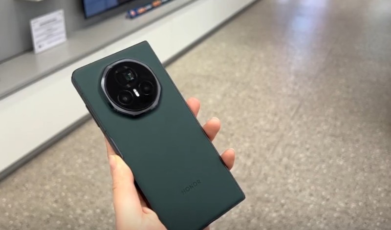 线下探店荣耀Magic V3真机上手体验：7.92英寸大屏看书绝了