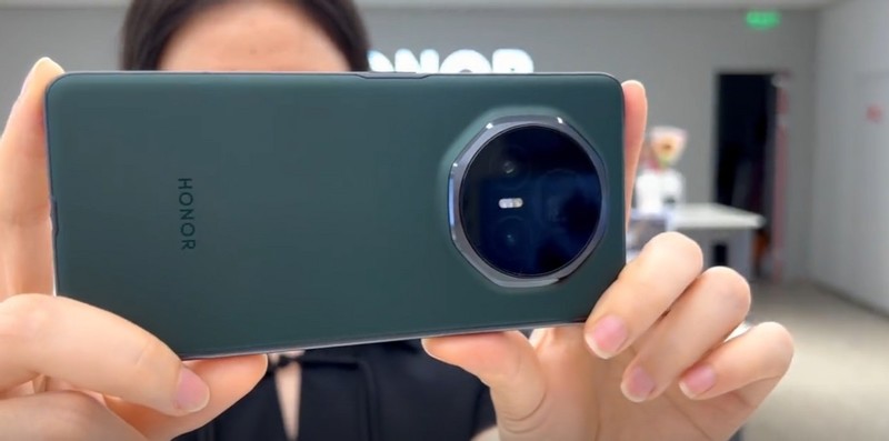 线下探店荣耀Magic V3真机上手体验：7.92英寸大屏看书绝了