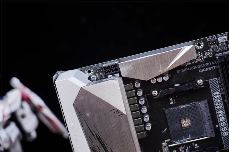 有颜值、有性能、这款技嘉 B550M 雪雕 AORUS PRO AX还不错