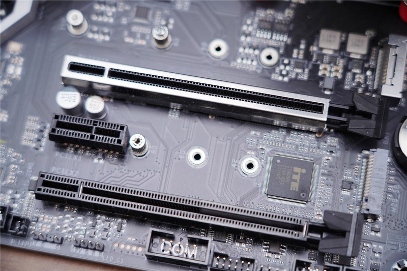 有颜值、有性能、这款技嘉 B550M 雪雕 AORUS PRO AX还不错