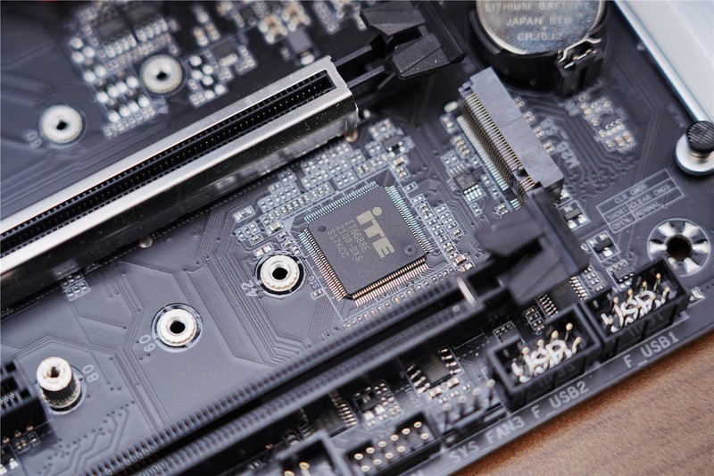 有颜值、有性能、这款技嘉 B550M 雪雕 AORUS PRO AX还不错