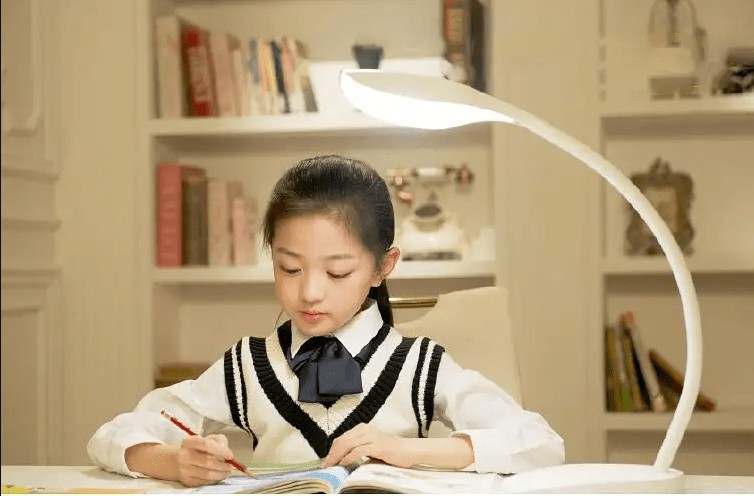 日光灯和led灯哪个对眼睛好一点？精选对眼睛好的护眼台灯