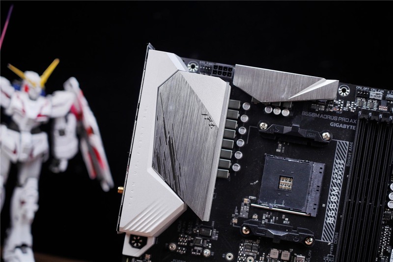 有颜值、有性能、这款技嘉 B550M 雪雕 AORUS PRO AX还不错