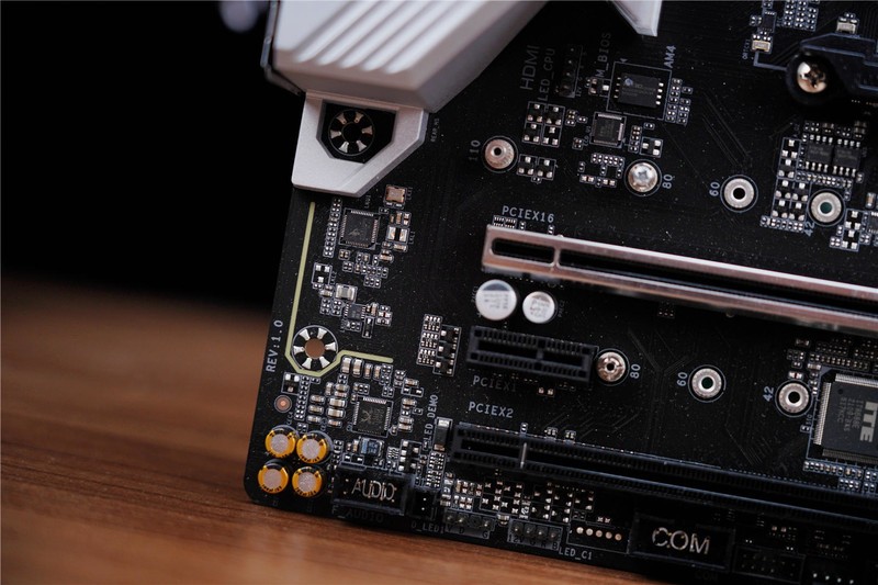 有颜值、有性能、这款技嘉 B550M 雪雕 AORUS PRO AX还不错